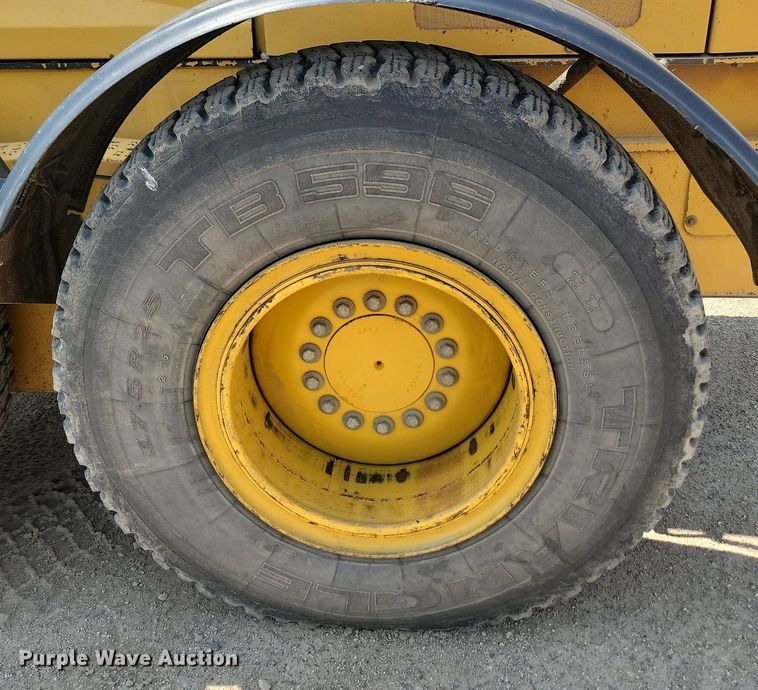 image for item NZ9869 2013 John Deere 772GP motor grader