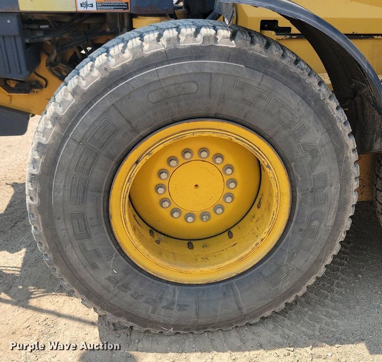 image for item NZ9869 2013 John Deere 772GP motor grader