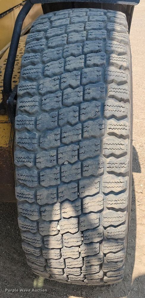 image for item NZ9869 2013 John Deere 772GP motor grader