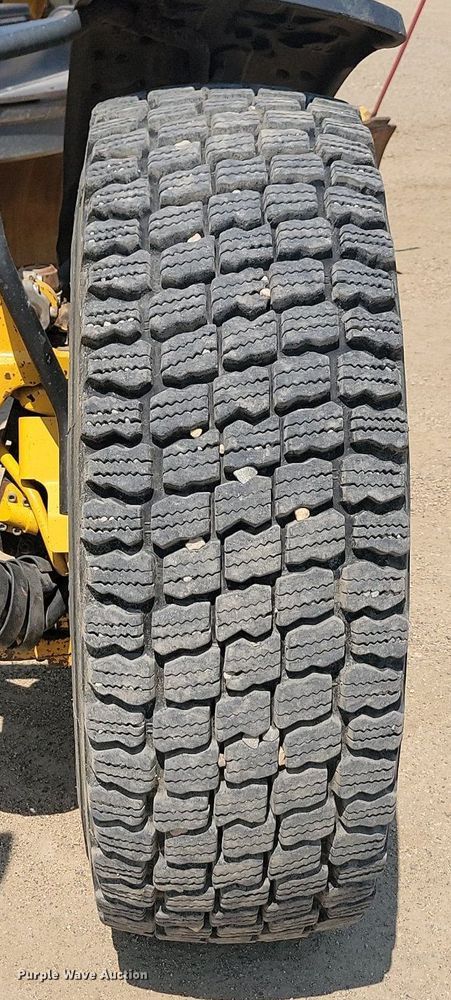 image for item NZ9869 2013 John Deere 772GP motor grader