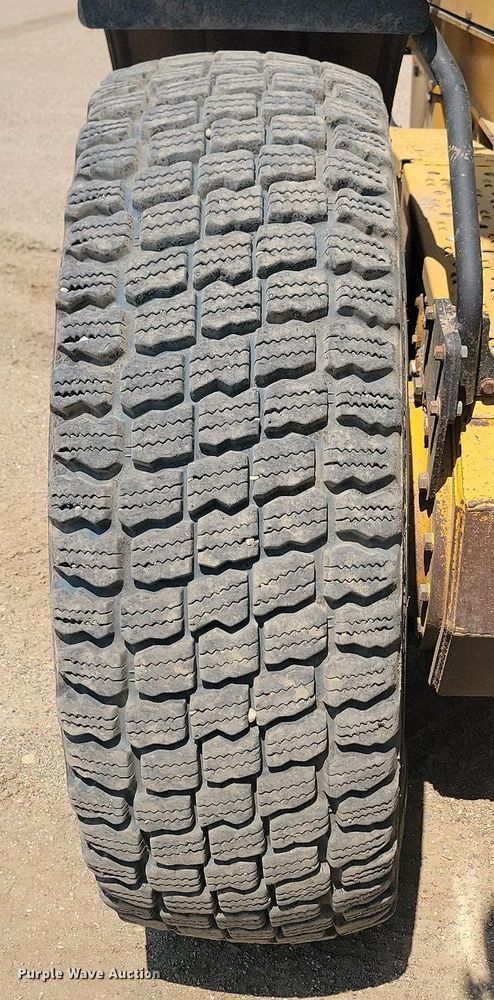 image for item NZ9869 2013 John Deere 772GP motor grader