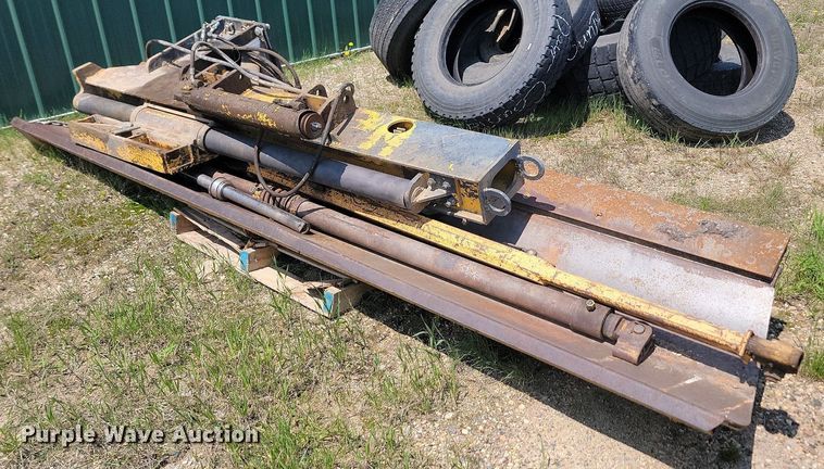 image for item NZ9869 2013 John Deere 772GP motor grader