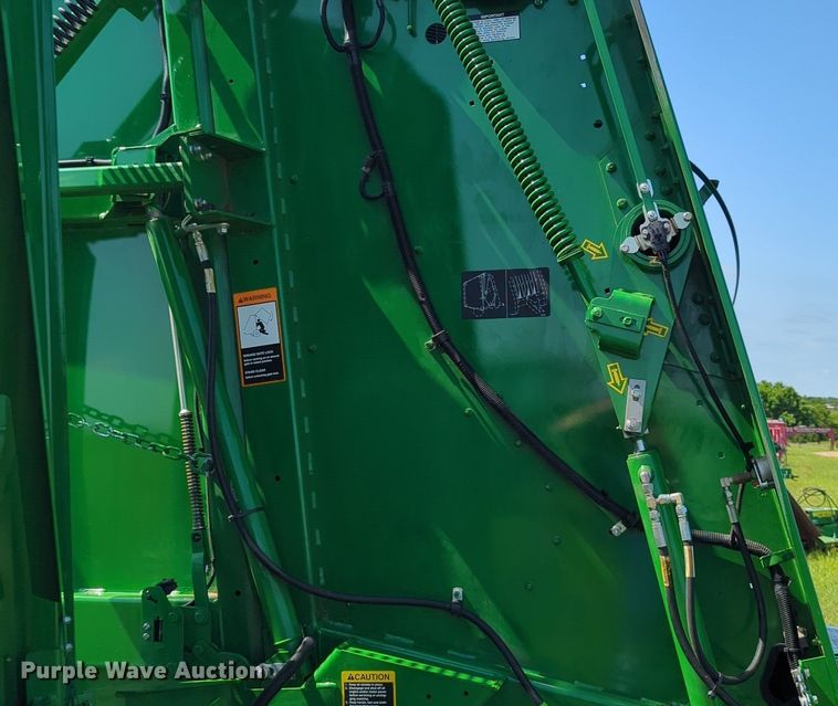 image for item DN3842 2019 John Deere 560M round baler