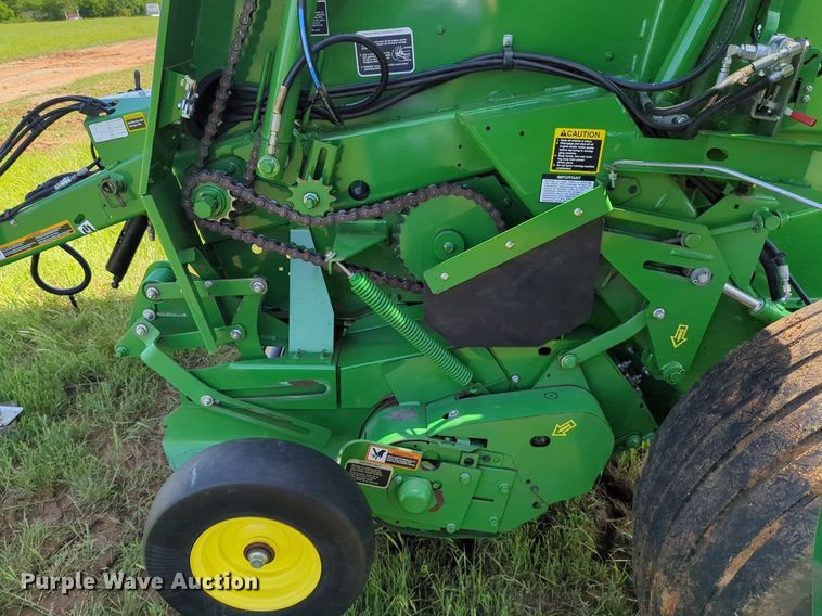 image for item DN3842 2019 John Deere 560M round baler