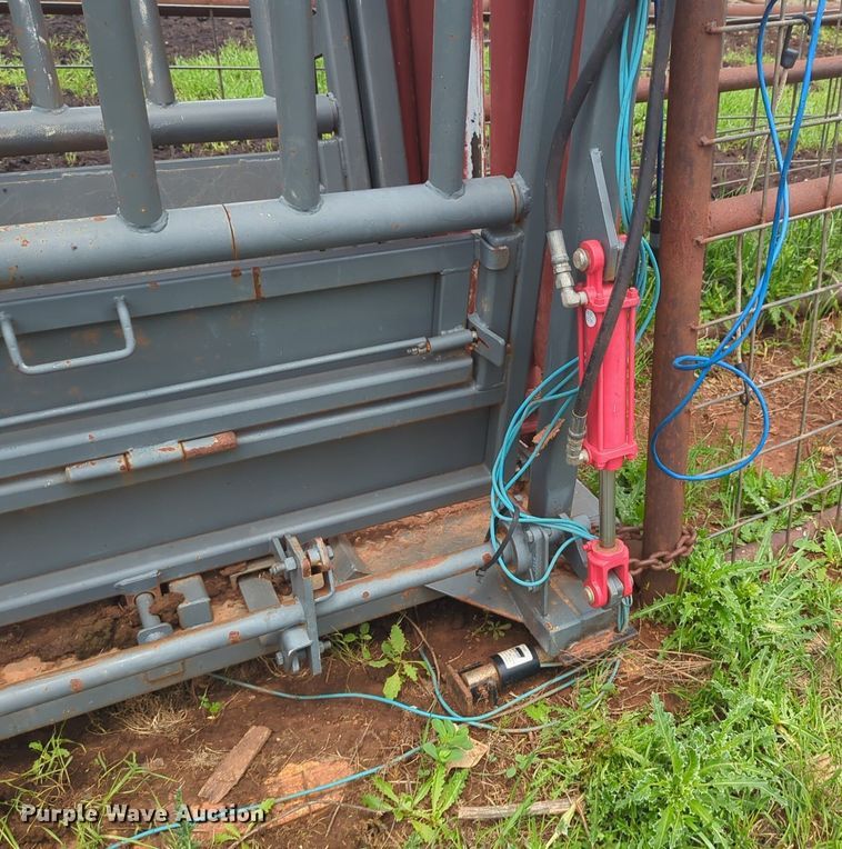 image for item DN3851 WW livestock squeeze chute