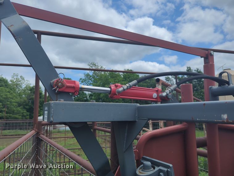 image for item DN3851 WW livestock squeeze chute