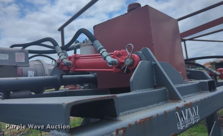 image for item DN3851 WW livestock squeeze chute