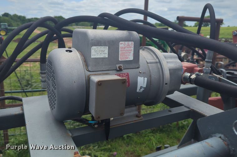 image for item DN3851 WW livestock squeeze chute
