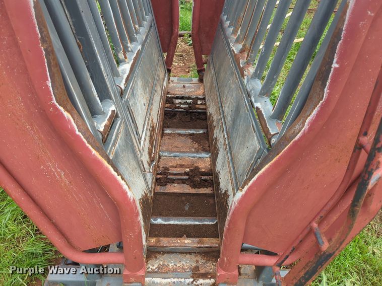 image for item DN3851 WW livestock squeeze chute
