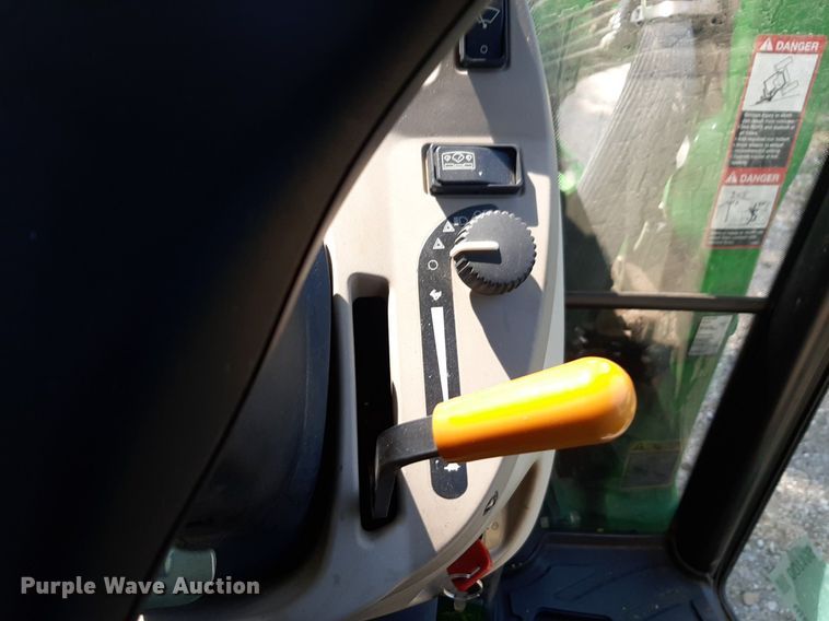 image for item DQ7109 2007 John Deere 3520 MFWD tractor