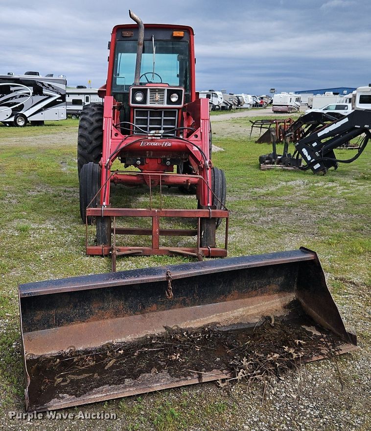 image for item DR8615 1980 International Harvester  986 tractor