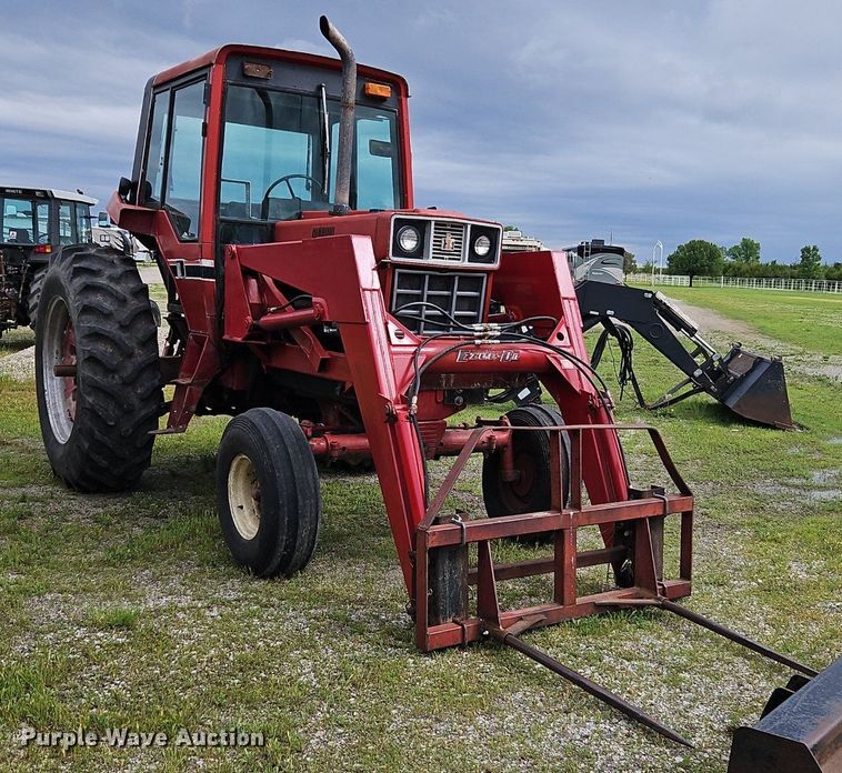 image for item DR8615 1980 International Harvester  986 tractor
