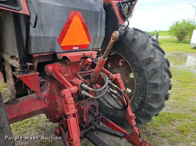 image for item DR8615 1980 International Harvester  986 tractor