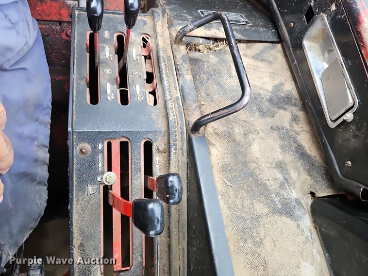 image for item DR8615 1980 International Harvester  986 tractor