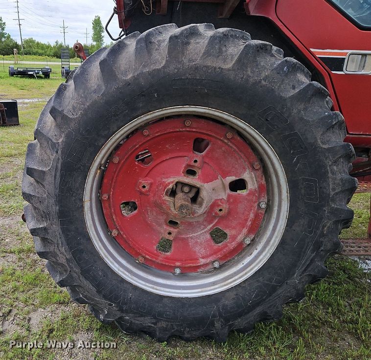 image for item DR8615 1980 International Harvester  986 tractor