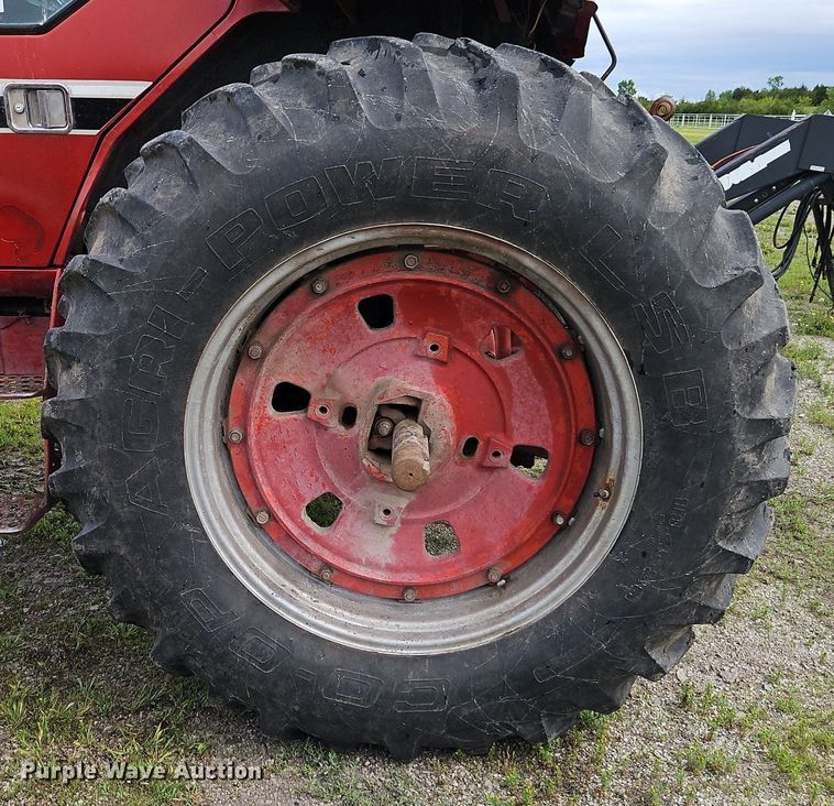 image for item DR8615 1980 International Harvester  986 tractor