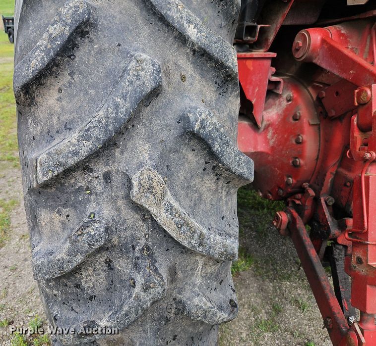 image for item DR8615 1980 International Harvester  986 tractor