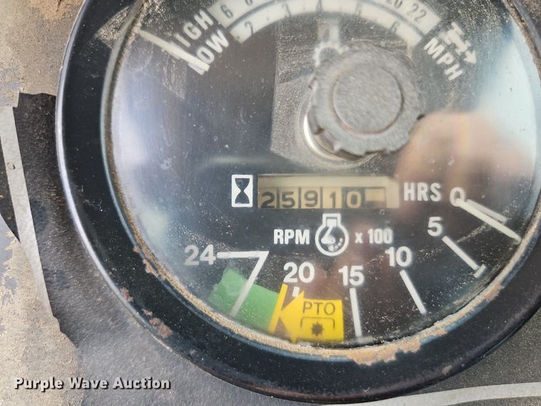 image for item DR8616 1976 International Harvester  1086 tractor