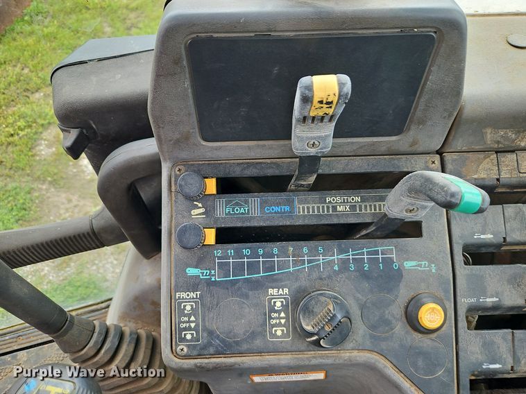 image for item DR8617 1992 White 6105 C tractor