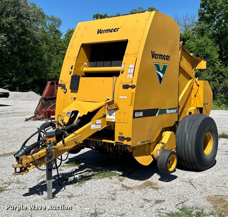 image for item DX0468 2015 Vermeer 604N round baler