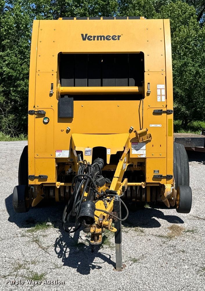 image for item DX0468 2015 Vermeer 604N round baler