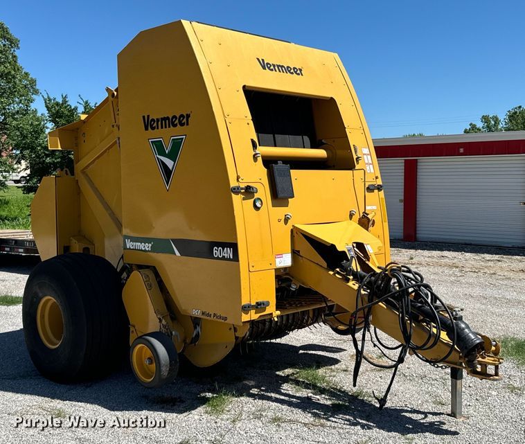 image for item DX0468 2015 Vermeer 604N round baler