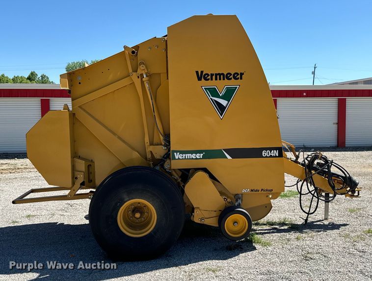 image for item DX0468 2015 Vermeer 604N round baler
