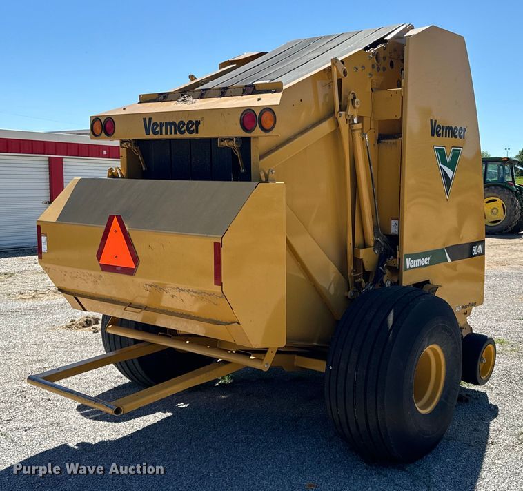 image for item DX0468 2015 Vermeer 604N round baler