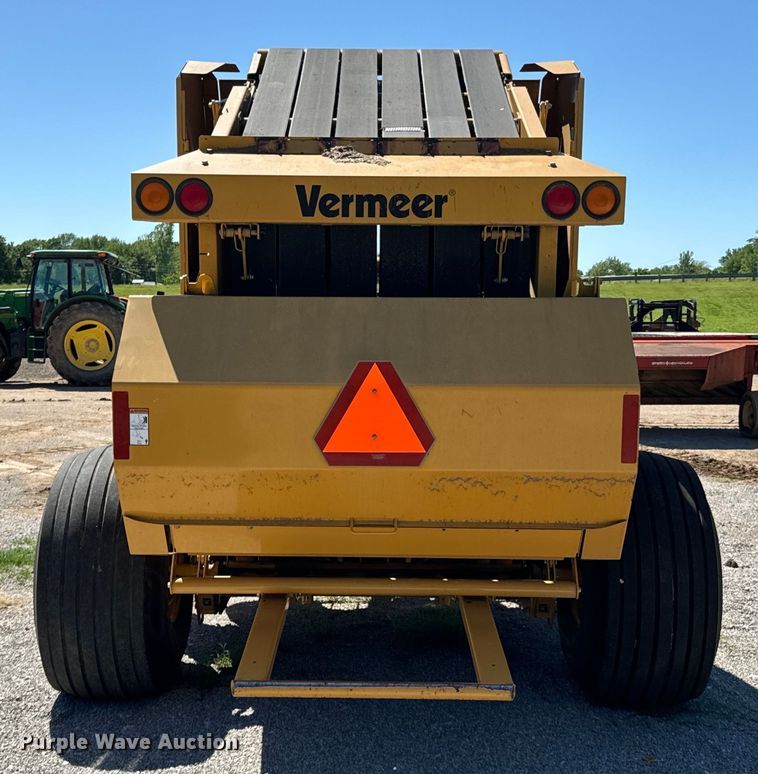 image for item DX0468 2015 Vermeer 604N round baler