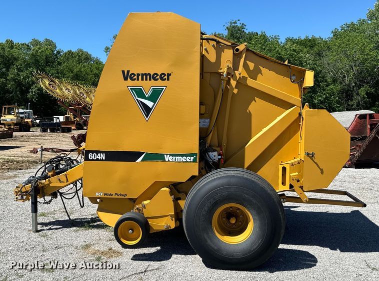 image for item DX0468 2015 Vermeer 604N round baler