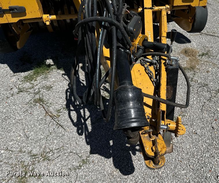 image for item DX0468 2015 Vermeer 604N round baler