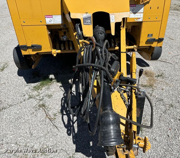 image for item DX0468 2015 Vermeer 604N round baler