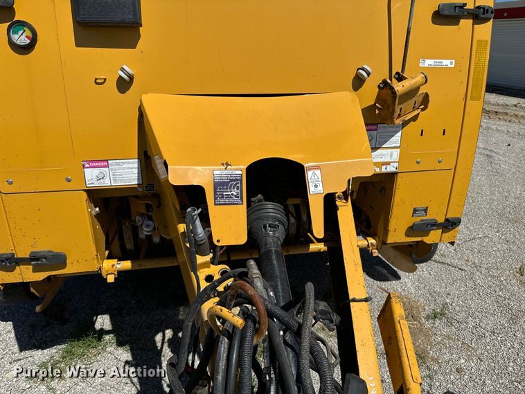 image for item DX0468 2015 Vermeer 604N round baler