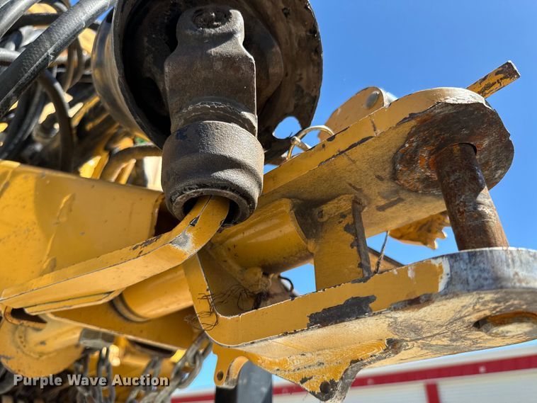 image for item DX0468 2015 Vermeer 604N round baler