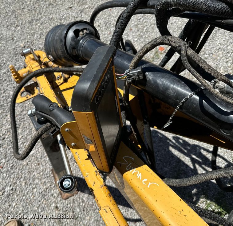 image for item DX0468 2015 Vermeer 604N round baler