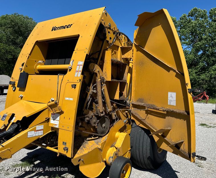 image for item DX0468 2015 Vermeer 604N round baler