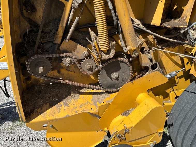 image for item DX0468 2015 Vermeer 604N round baler