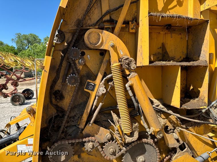 image for item DX0468 2015 Vermeer 604N round baler