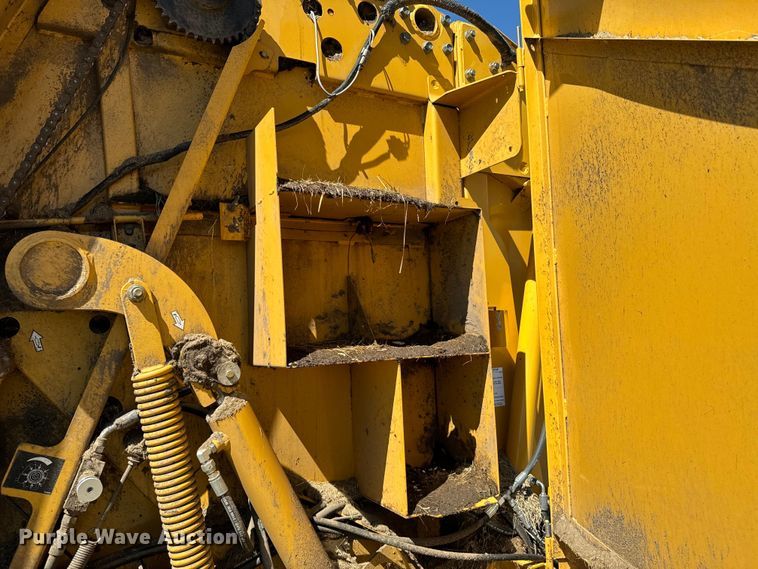 image for item DX0468 2015 Vermeer 604N round baler