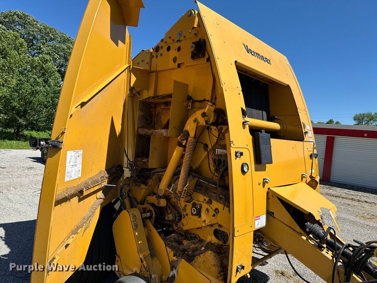 image for item DX0468 2015 Vermeer 604N round baler
