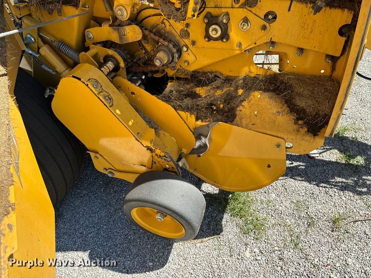 image for item DX0468 2015 Vermeer 604N round baler