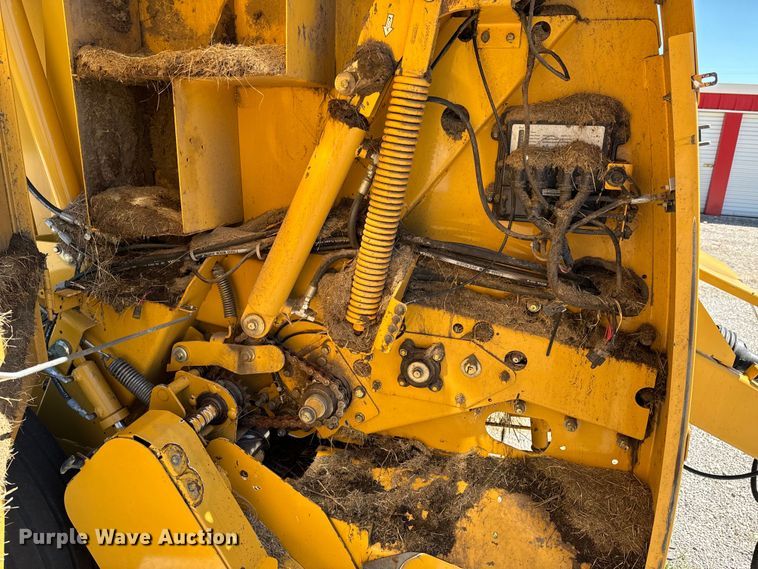 image for item DX0468 2015 Vermeer 604N round baler
