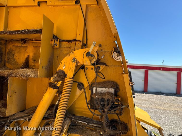 image for item DX0468 2015 Vermeer 604N round baler
