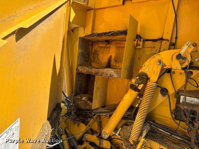 image for item DX0468 2015 Vermeer 604N round baler