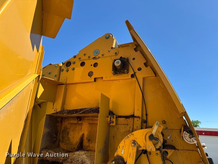 image for item DX0468 2015 Vermeer 604N round baler