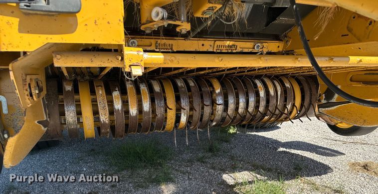 image for item DX0468 2015 Vermeer 604N round baler