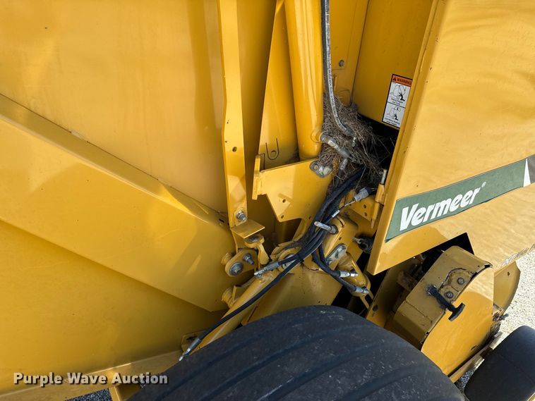 image for item DX0468 2015 Vermeer 604N round baler