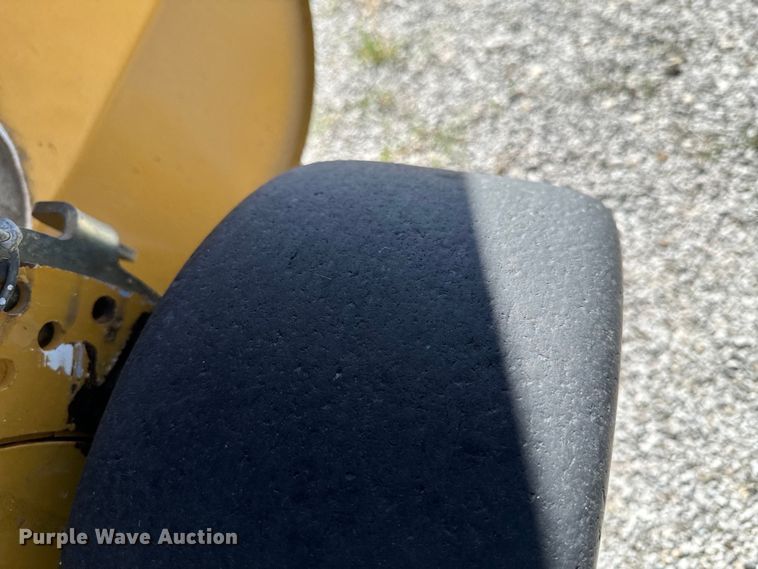 image for item DX0468 2015 Vermeer 604N round baler