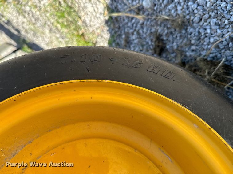 image for item DX0468 2015 Vermeer 604N round baler