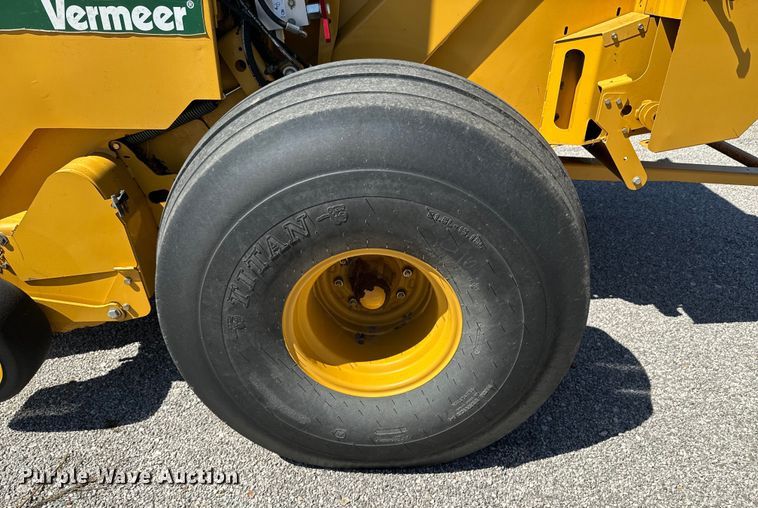 image for item DX0468 2015 Vermeer 604N round baler
